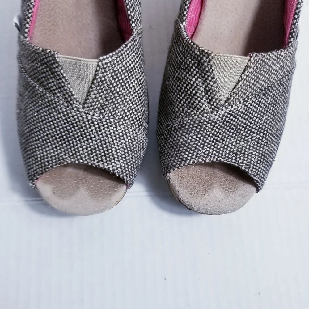 TOMS OPEN TOE WEDGE SIZE 8